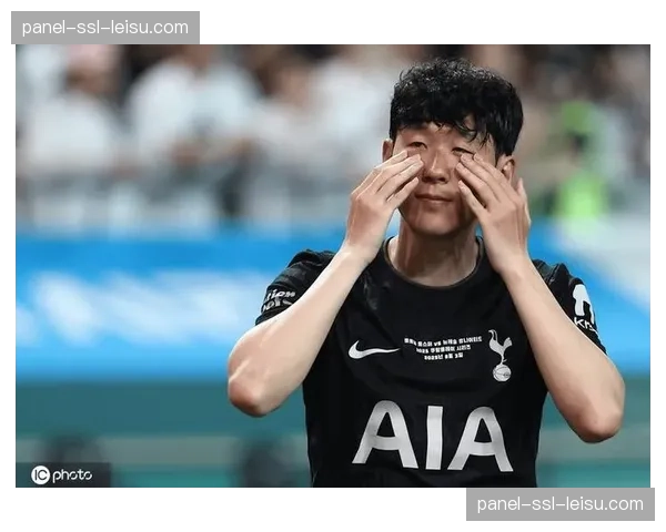 特写:最后一跳失误,法国小将泪洒赛场,对手上前安慰 特写:最后一跳失误,法国小将泪洒赛场,对手上前安慰