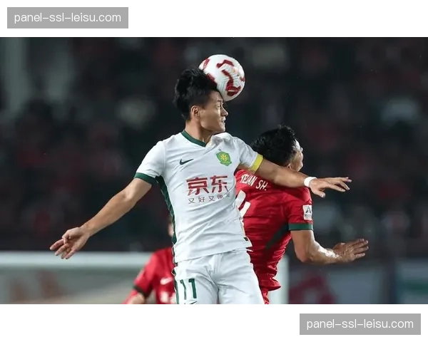 柏杨临危受命替补登场,北京国安后防线组合出现临时变动 柏杨临危受命替补登场,北京国安后防线组合出现临时变动